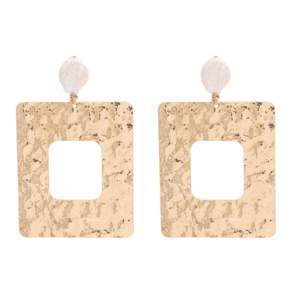 HAMMERED RECTANGLE PEARL DANGLE EARRING