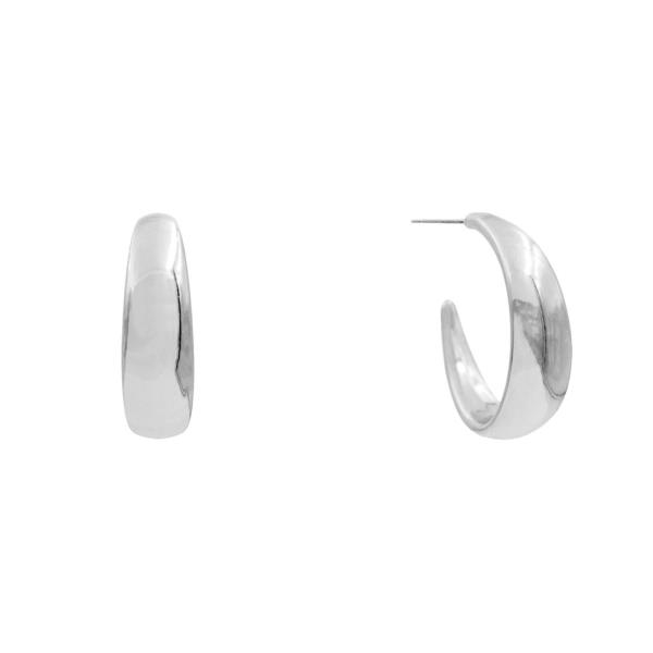 METAL C HOOP EARRING