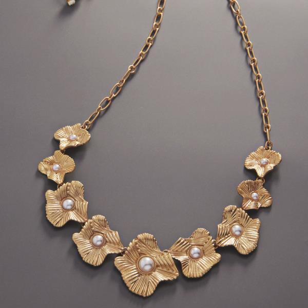 FLOWER SHAPED VINTAGE PEARL STATION SHORT NECKLACE