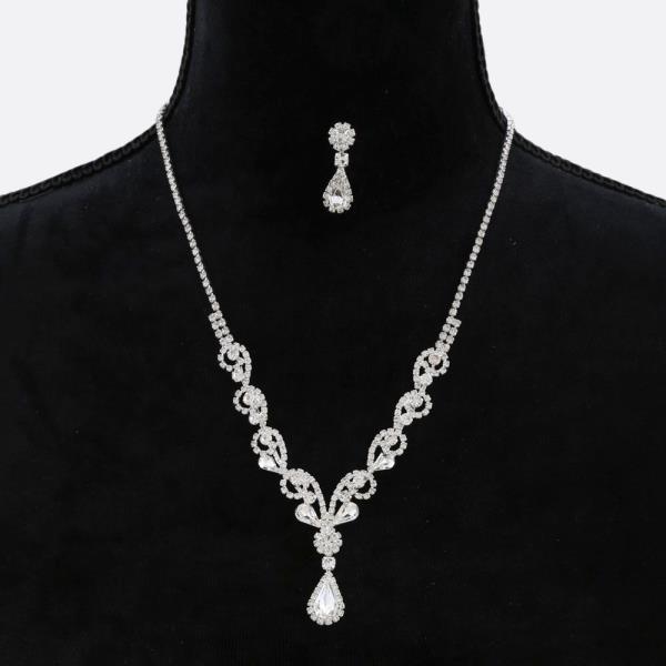 TEARDROP SCALLOP EDGE RHINESTONE NECKLACE