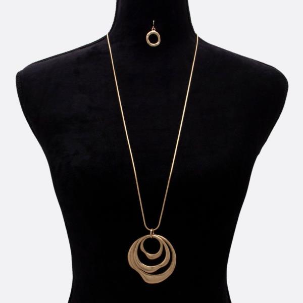 TRIPLE CIRCLE PENDANT METAL NECKLACE