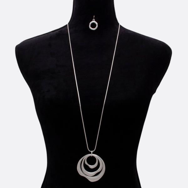 TRIPLE CIRCLE PENDANT METAL NECKLACE