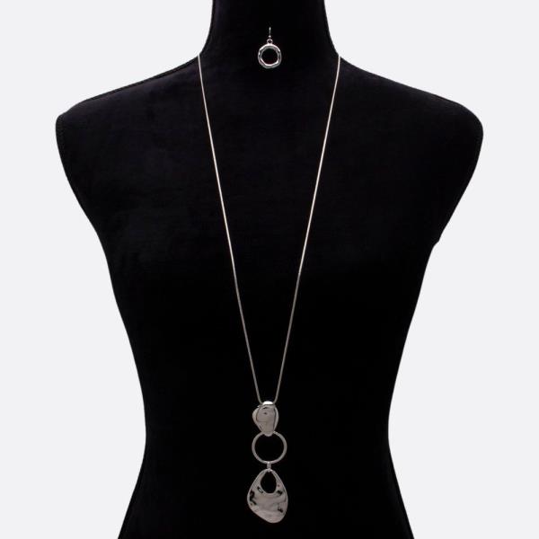 CUT OUT METAL LINK NECKLACE