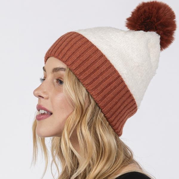 TWO TONE FLEECE POM POM BEANIE