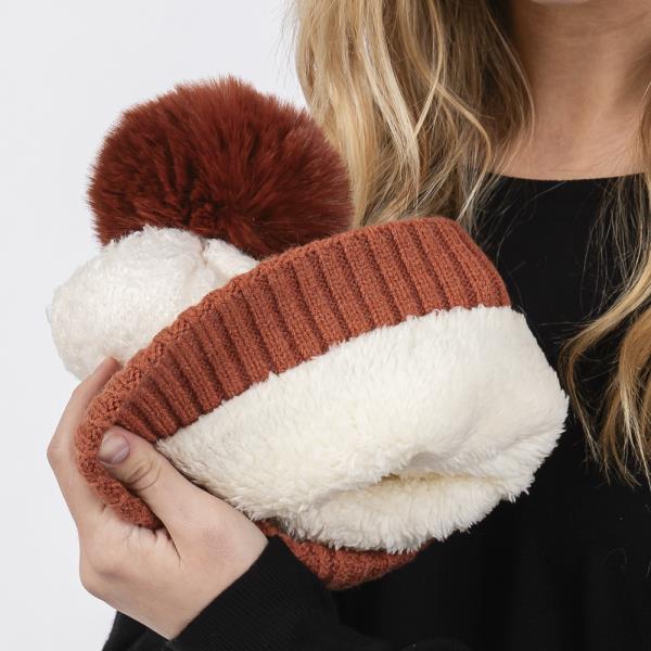 TWO TONE FLEECE POM POM BEANIE