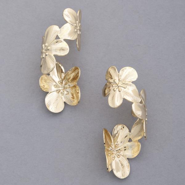 TRIPLE FLOWER METAL EARRING