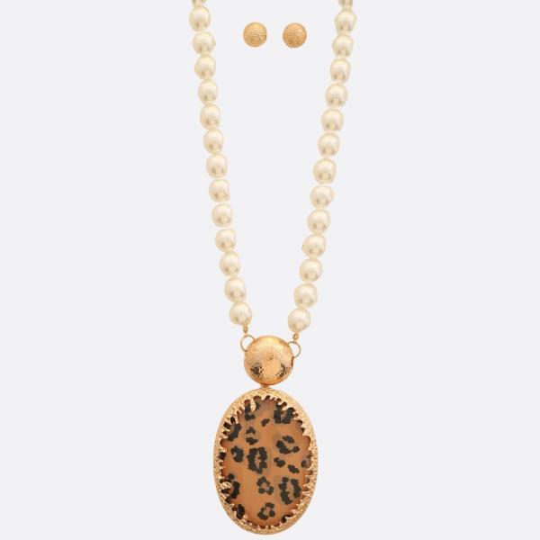 ANIMAL PRINT OVAL PENDANT PEARL BEAD NECKLACE