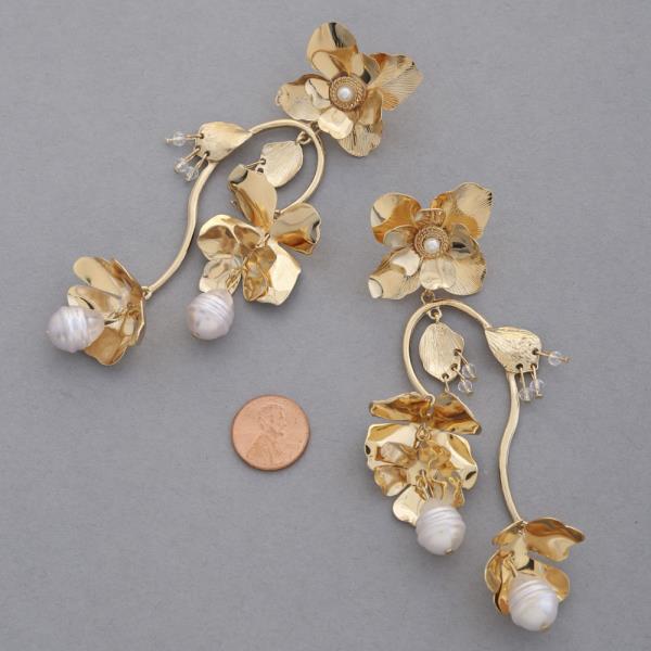 TRIPLE FLOWER PEARL BEAD METAL DANGLE EARRING