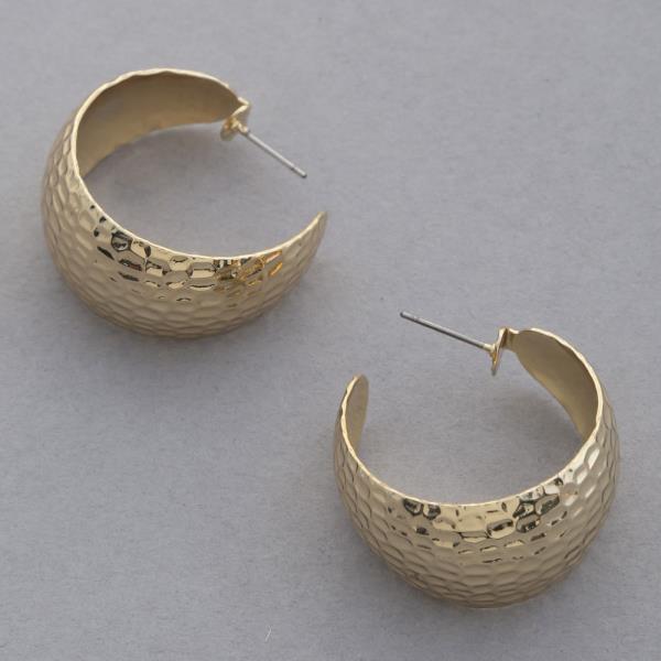 HAMMERED METAL OPEN HOOP EARRING