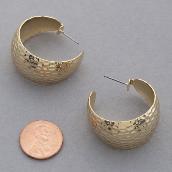 HAMMERED METAL OPEN HOOP EARRING