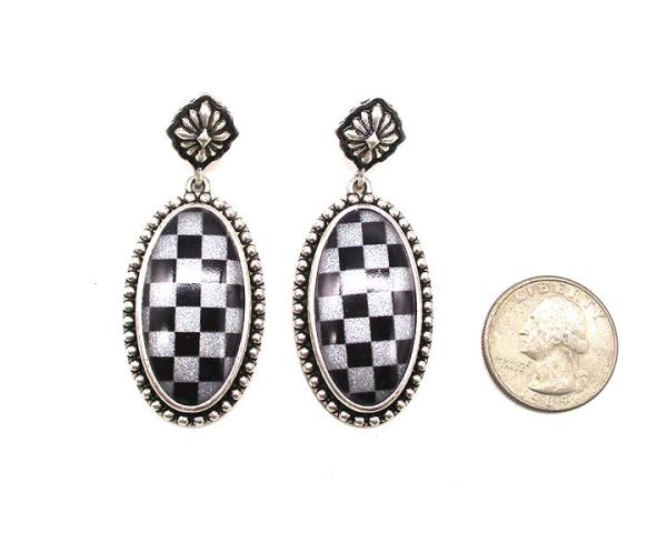 WESTERN STYLE OVAL CHECKER EARRING