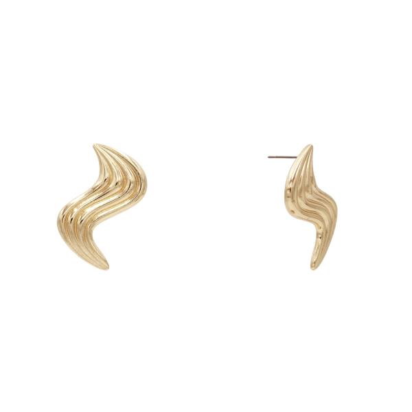 TEXTED METAL WAVY POST EARRING