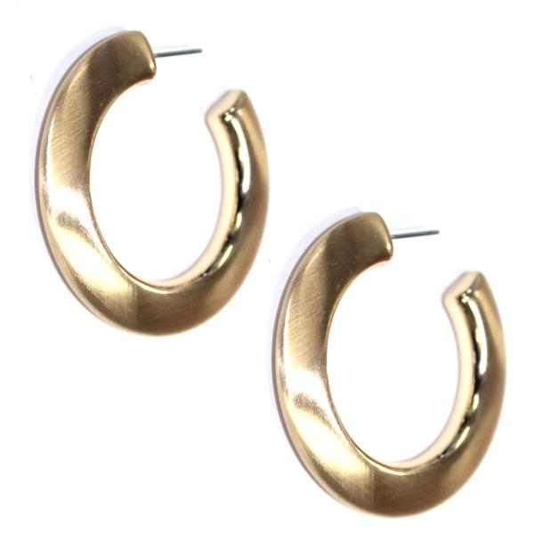 METAL C HOOP EARRING