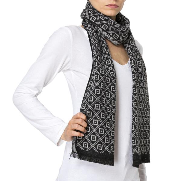 SQUARE PATTERN OBLONG SCARF