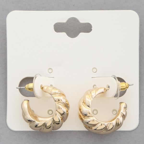 METAL C HOOP EARRING