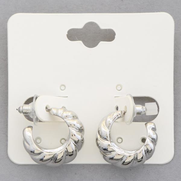 METAL C HOOP EARRING