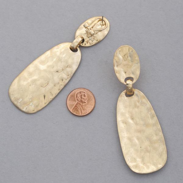 HAMMERED METAL DANGLE EARRING