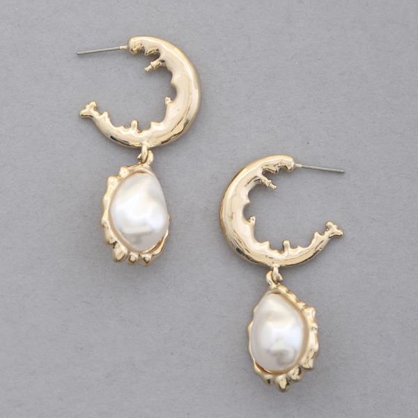 METAL C HOOP PEARL DANGLE EARRING