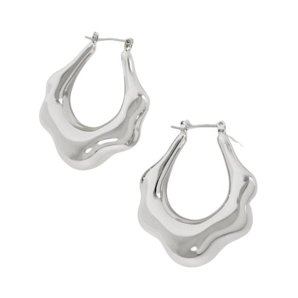 METAL PUFFY SCALLOPED HOOP EARRING