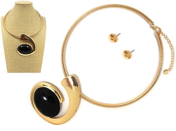 OVAL PENDANT SWIRL METAL NECKLACE