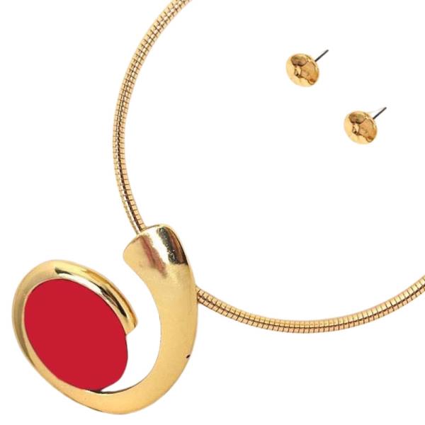 OVAL PENDANT SWIRL METAL NECKLACE
