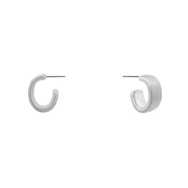 METAL C HOOP EARRING