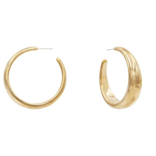 METAL C HOOP EARRING