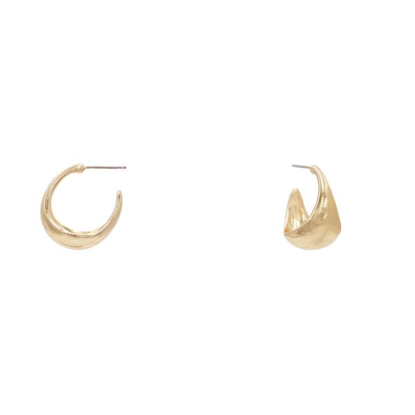 METAL C HOOP EARRING