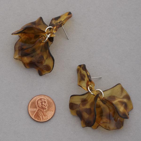 TORTOISE PATTERN PETAL DANGLE EARRING