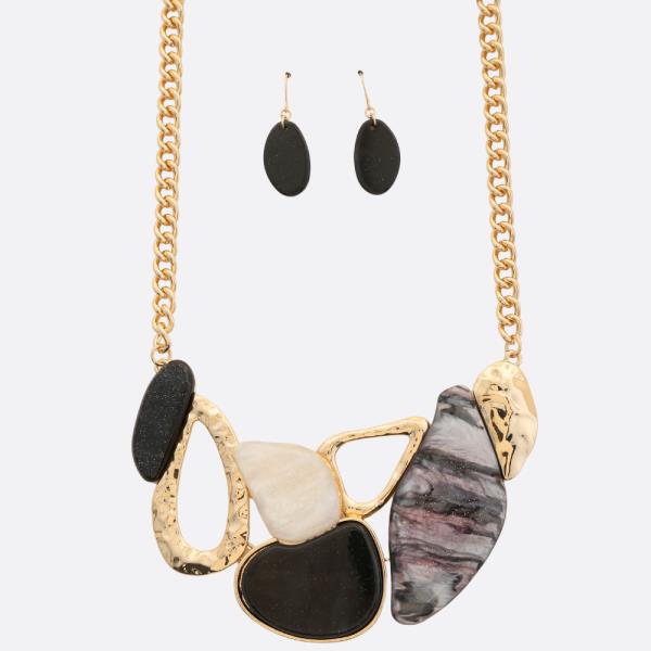 STONE GEO SHAPE NECKLACE