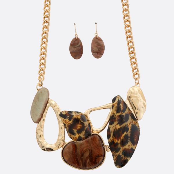 STONE GEO SHAPE NECKLACE