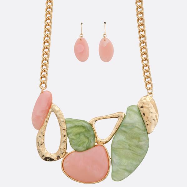 STONE GEO SHAPE NECKLACE