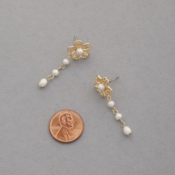 METAL PEARL FLOWER DANGLE EARRING