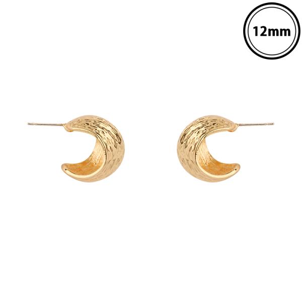 METAL C HOOP EARRING