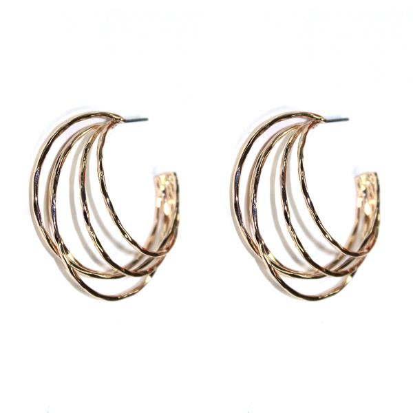 METAL C HOOP EARRING