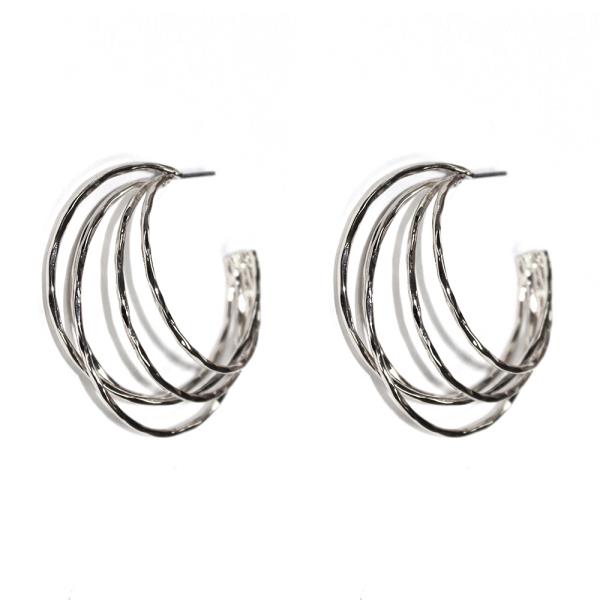 METAL C HOOP EARRING