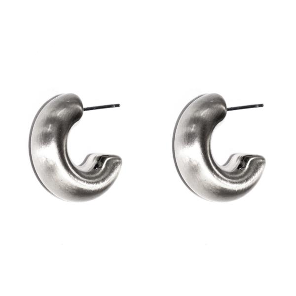 PUFFY C HOOP EARRING