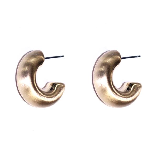 PUFFY C HOOP EARRING