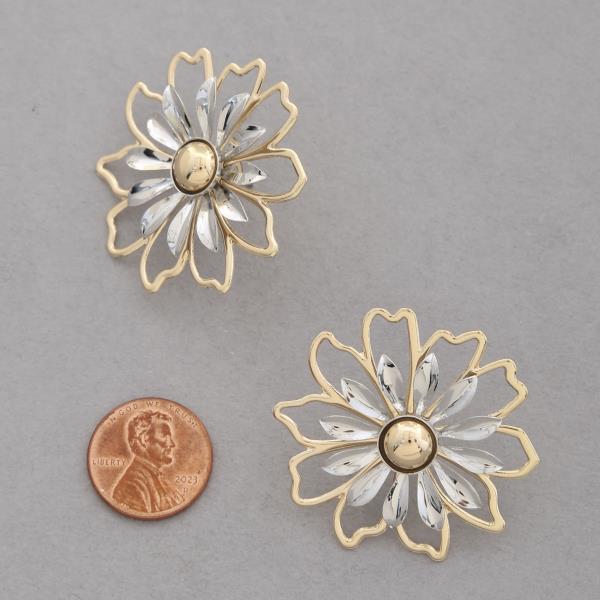 SODAJO TWO TONE FLOWER METAL EARRING