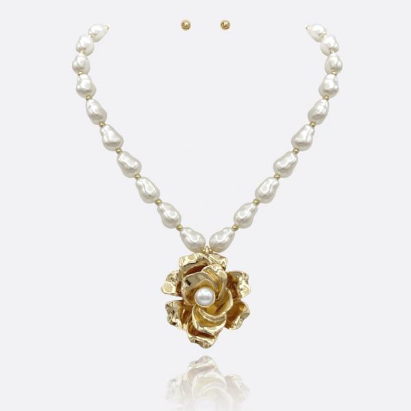 BOLD FLOWER W PEARL PEARL NECKLACE