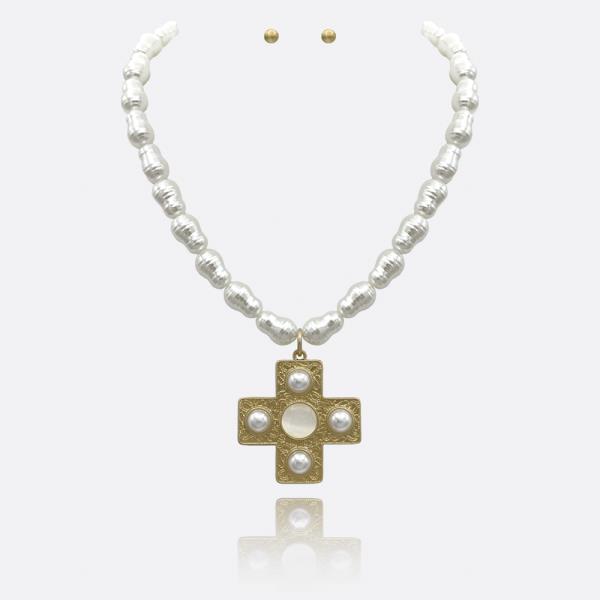 STATEMENT CROSS W PEARL NECKLACE