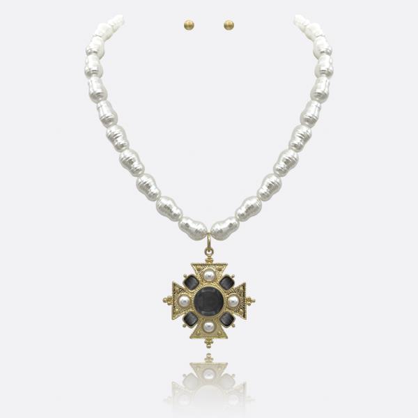 STATEMENT CROSS W PEARL NECKLACE