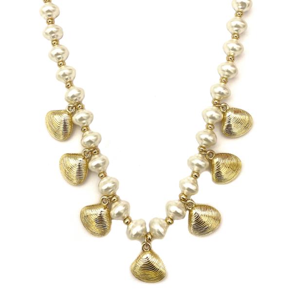 SHORT PEARL METAL CLAMS NECKLACE