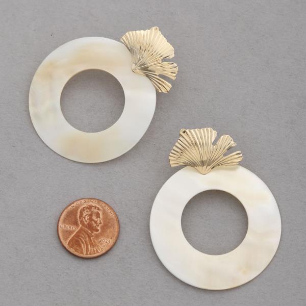 MOTHER OF PEARL CUT OUT CIRCLE METAL LEAF EARRING