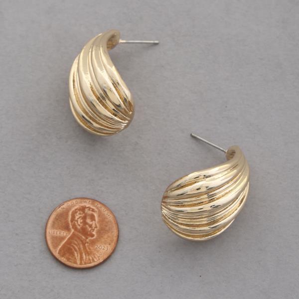 LINED CURVE METAL EARRING