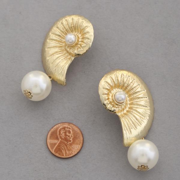 SEASHELL PEARL BEAD METAL EARRING