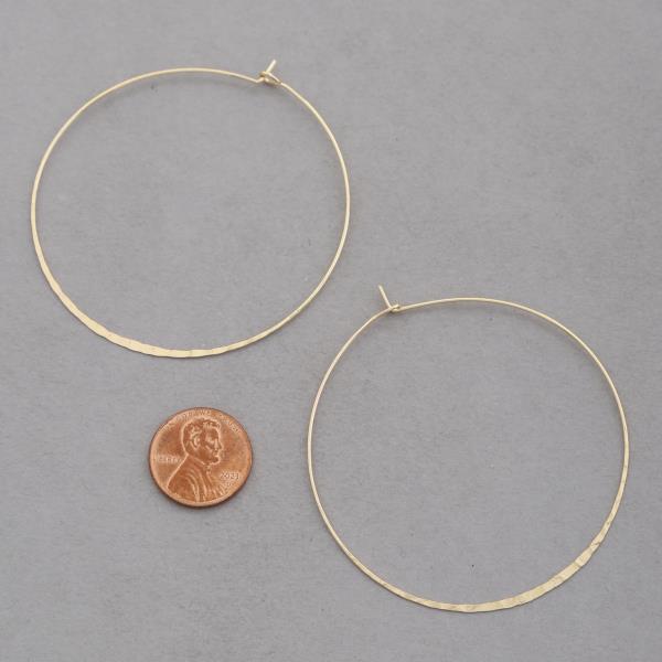 HAMMERED METAL HOOP EARRING