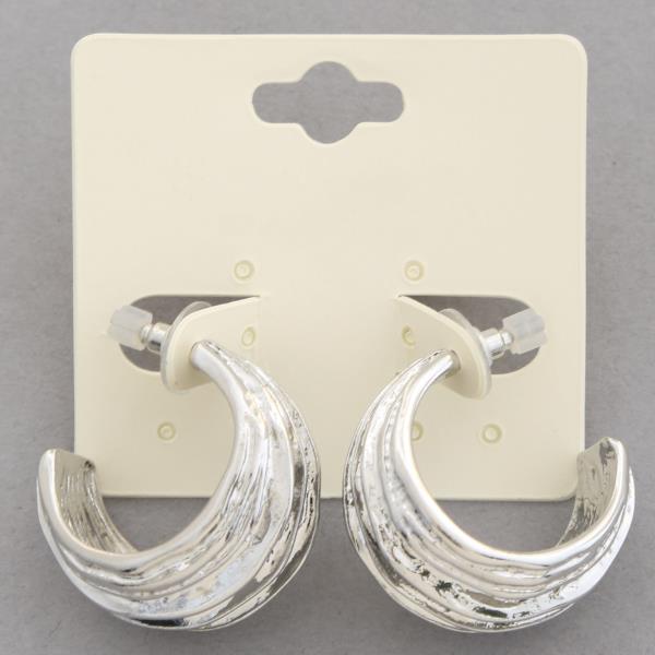 TEXTURED OPEN HOOP EARRING