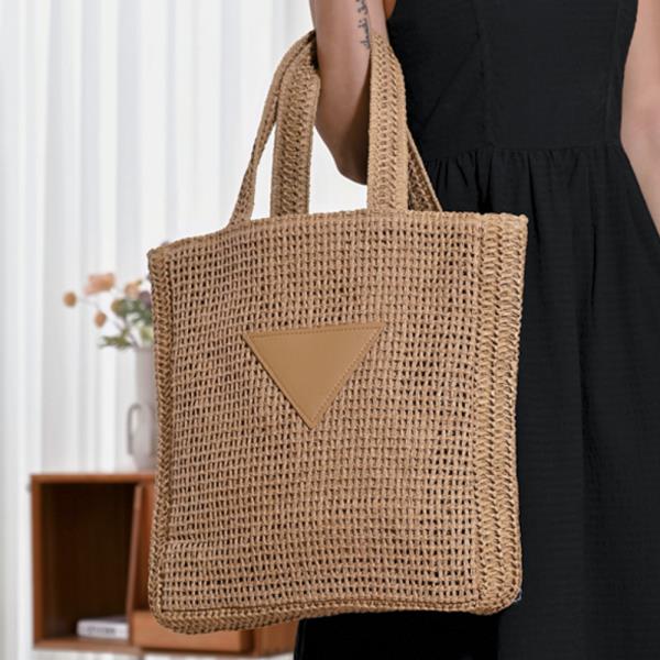 TRIANGLE STRAW TOTE BAG