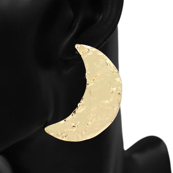 HAMMERED METAL MOON SHAPE EARRING